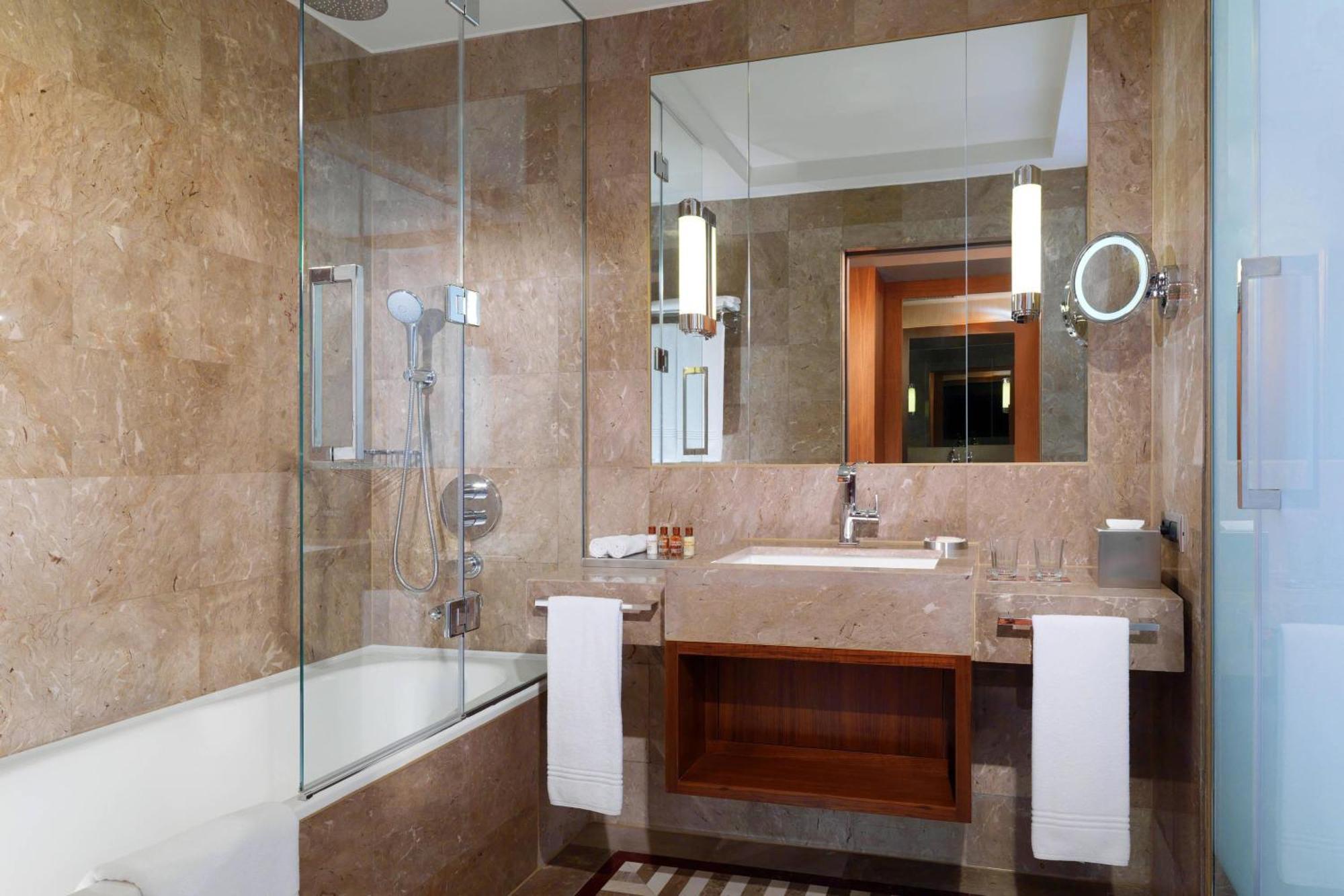 Sheraton Bursa Hotel Exterior foto A bathroom in a hotel
