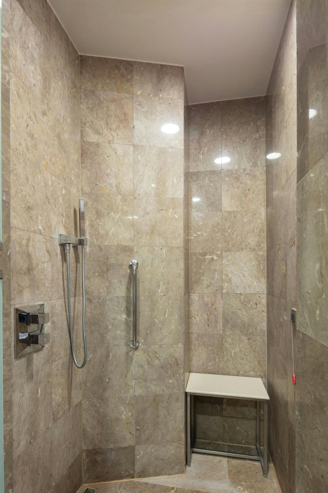 Sheraton Bursa Hotel Exterior foto A shower with a handheld shower